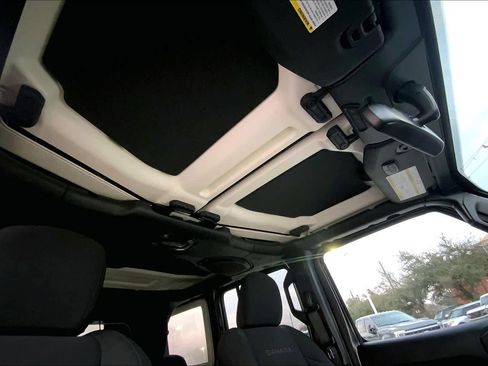 Used 2022 Jeep Wrangler Unlimited Sahara image 15