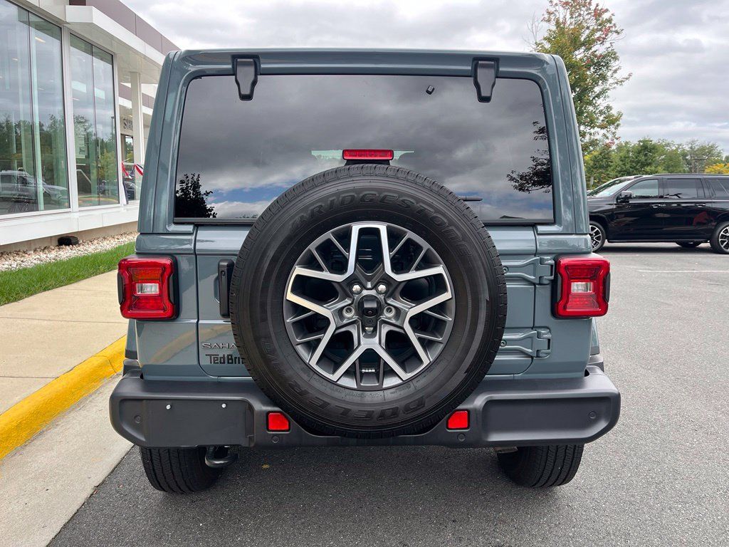 Used 2026 Jeep Wrangler Unlimited Sahara AWD/4WD image 7