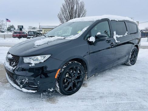 Used 2023 Chrysler Pacifica Touring-L w/ S Appearance Package image 36