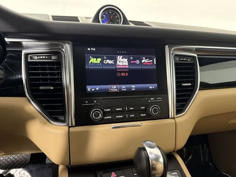 Certified 2018 Porsche Macan image 27