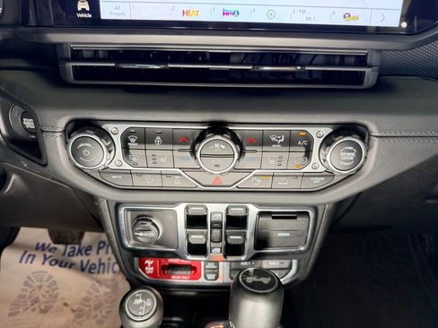 Used 2024 Jeep Wrangler Unlimited Rubicon AWD/4WD image 11