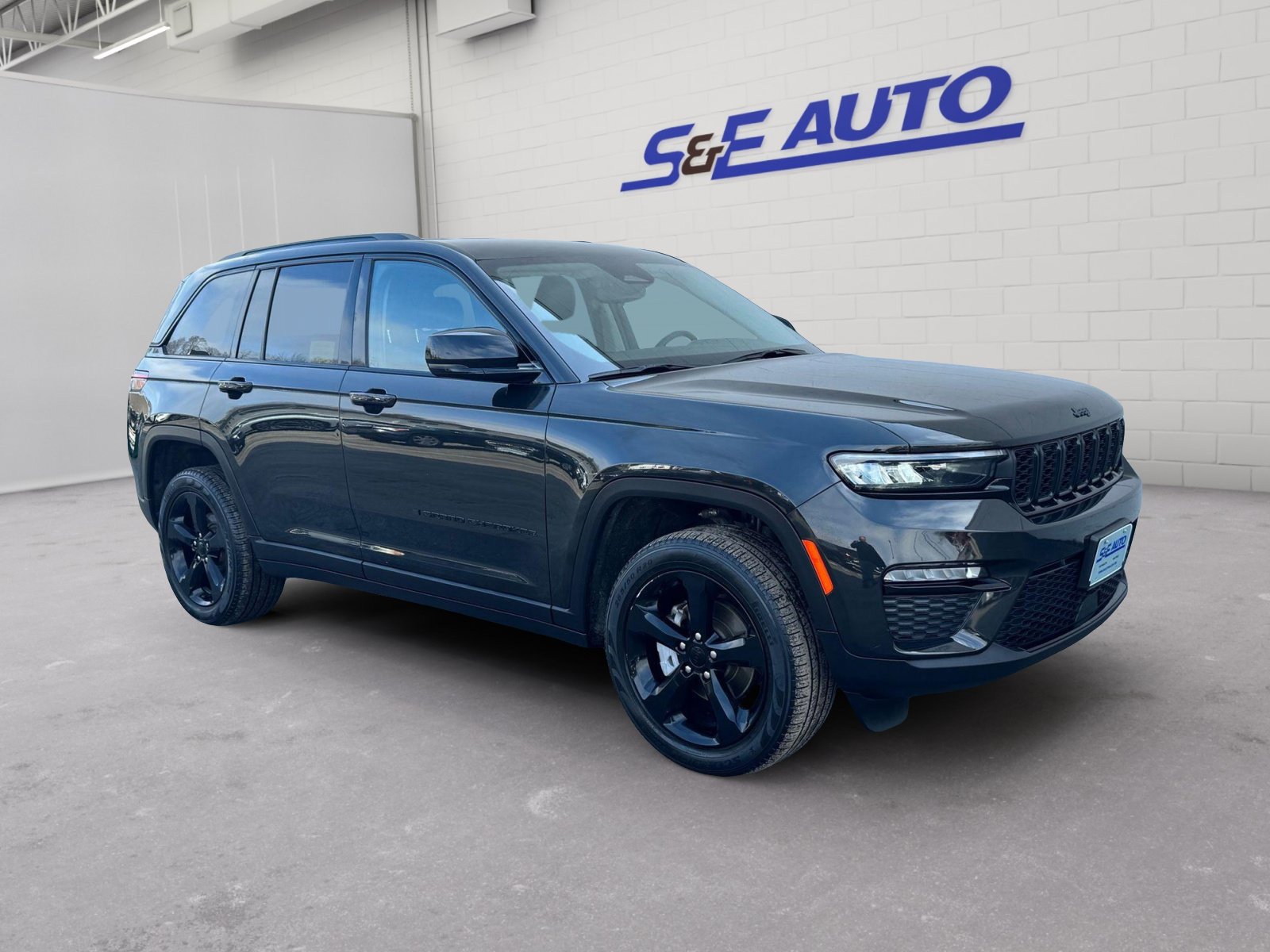 Used 2023 Jeep Grand Cherokee Limited w/ Black Appearance Package AWD/4WD image 4