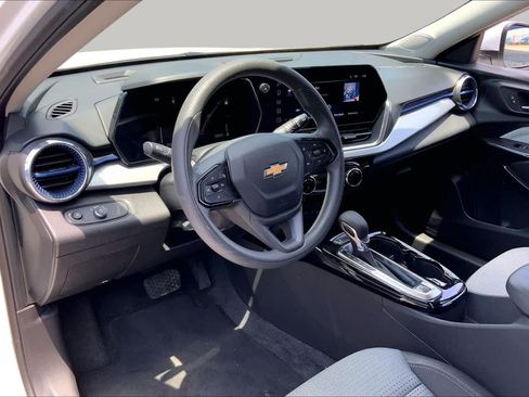 Used 2025 Chevrolet Trax LT FWD image 18