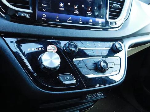 Used 2025 Chrysler Pacifica Select FWD image 17