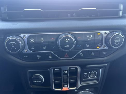 New 2025 Jeep Gladiator Sport image 17