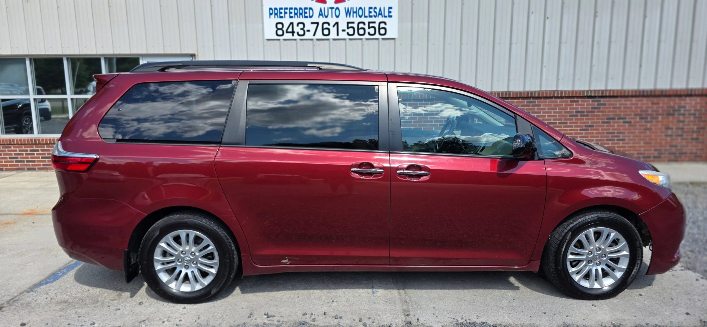 Used 2016 Toyota Sienna XLE w/ XLE Navigation Package FWD image 4
