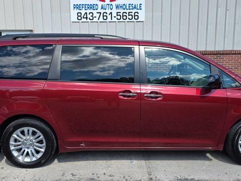 Used 2016 Toyota Sienna XLE w/ XLE Navigation Package FWD image 4