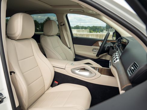 Certified 2025 Mercedes-Benz GLE 450e 4MATIC w/ Driver Assistance Package image 28