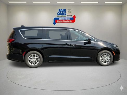 New 2026 Chrysler Pacifica Select image 5