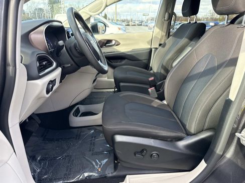 Used 2023 Chrysler Voyager LX image 29
