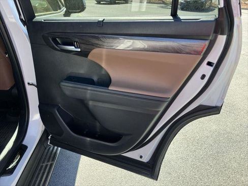 Certified 2025 Toyota Highlander Limited image 33