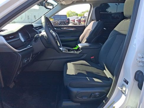 Used 2023 Jeep Grand Cherokee Laredo AWD/4WD image 14