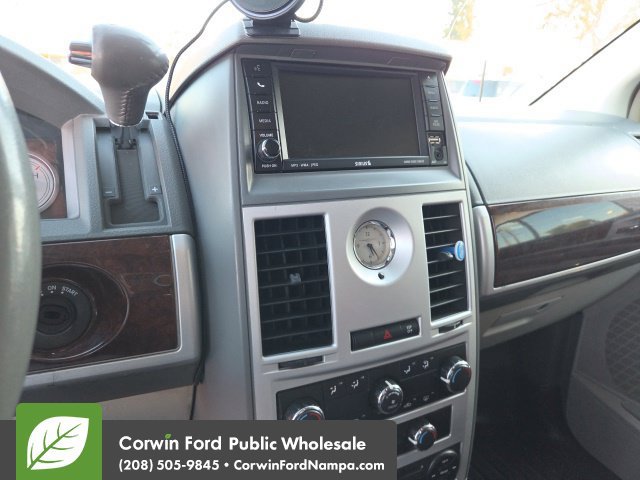 Used 2010 Chrysler Town & Country Touring w/ Entertainment Group #2 FWD image 13