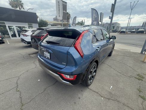 Used 2024 Kia Niro EX Touring FWD image 3