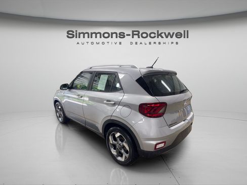 Used 2025 Hyundai Venue SEL FWD image 3
