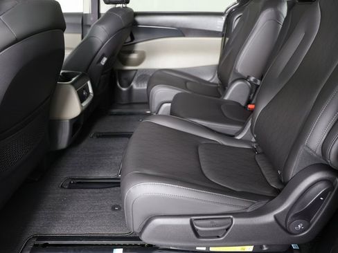 Certified 2026 Kia Carnival LXS image 10