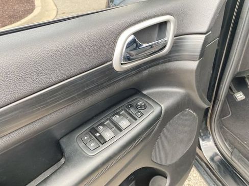 Used 2020 Jeep Grand Cherokee Laredo RWD image 22