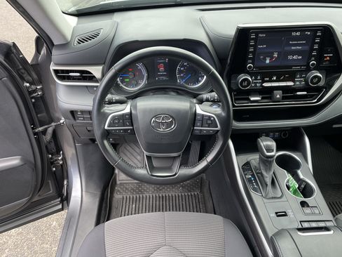 Used 2022 Toyota Highlander LE AWD/4WD image 11