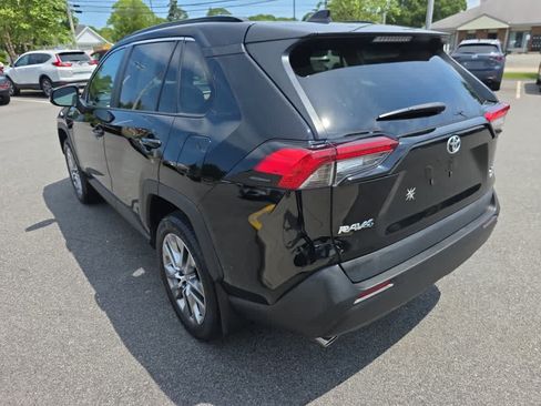 Used 2022 Toyota RAV4 XLE Premium AWD/4WD image 8