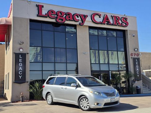 Used 2017 Toyota Sienna Limited Premium image 2