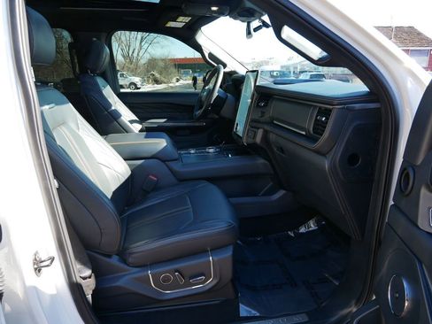 Used 2024 Ford Expedition Platinum image 8