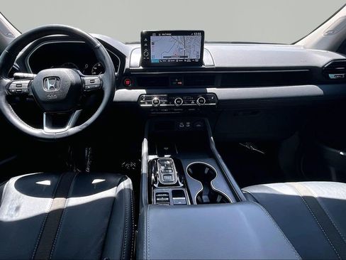 Used 2025 Honda Pilot Touring image 8