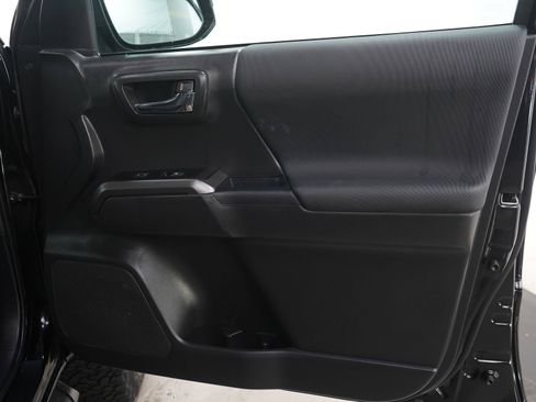 Used 2022 Toyota Tacoma TRD Sport AWD/4WD image 9