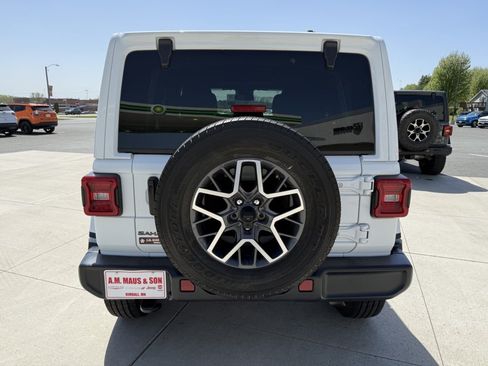 Used 2025 Jeep Wrangler Unlimited Sahara AWD/4WD image 7