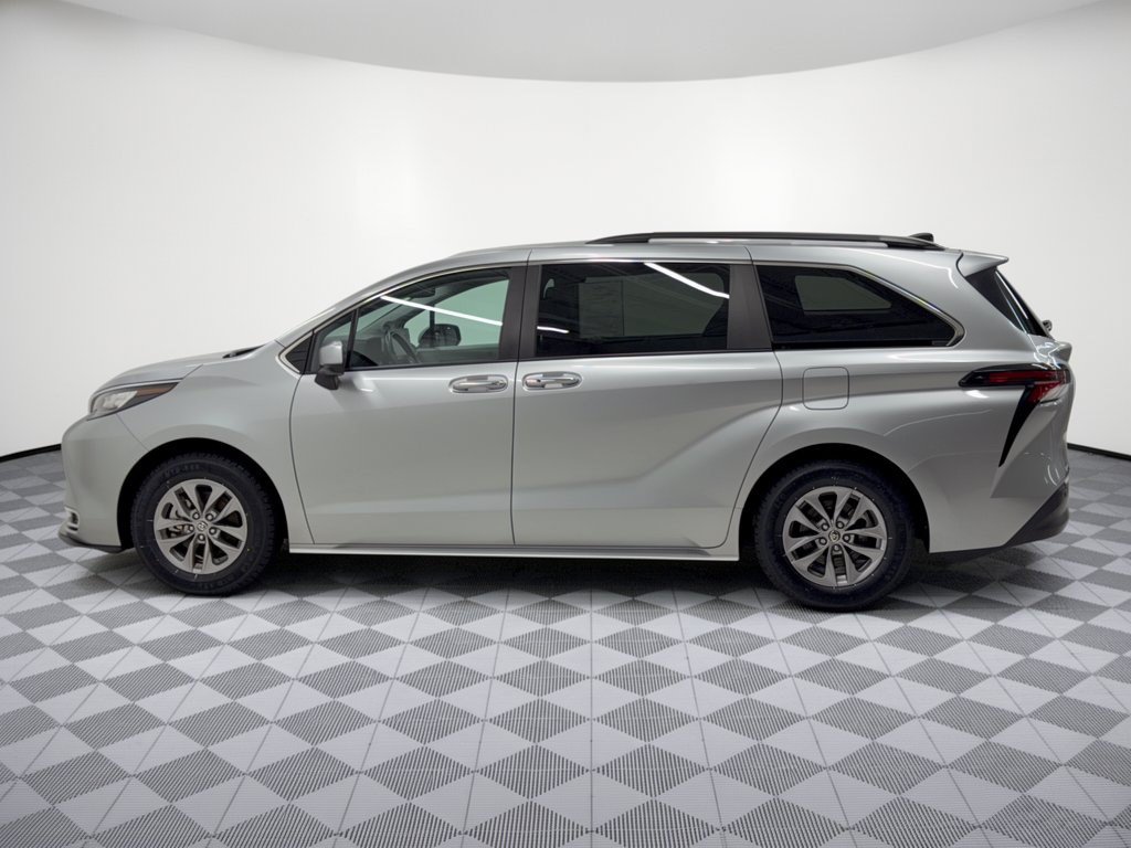 Used 2023 Toyota Sienna XLE w/ XLE Plus Package AWD/4WD image 2
