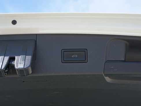 Used 2019 Volkswagen Atlas SE w/ Towing Package image 16