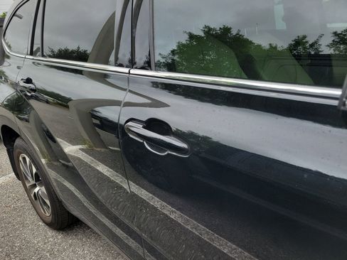 Used 2021 Toyota Highlander XLE FWD image 11