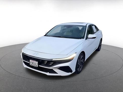 Used 2025 Hyundai Elantra Limited image 8