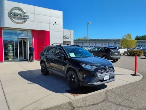Used 2021 Toyota RAV4 XLE Premium image 3