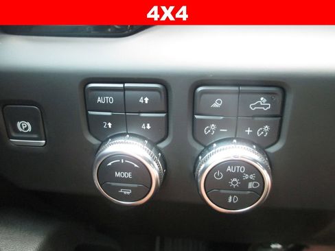 Used 2025 GMC Sierra 2500 AT4 w/ AT4 Premium Plus Package AWD/4WD image 33