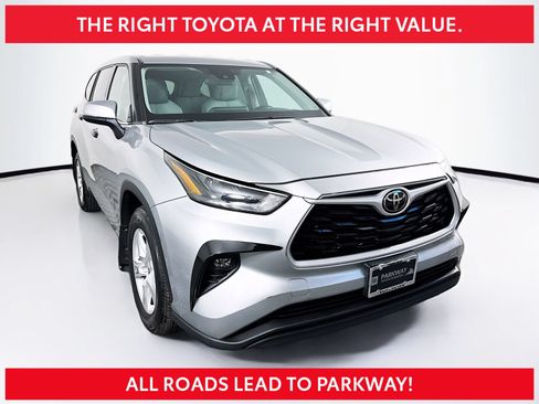 Used 2022 Toyota Highlander LE AWD/4WD image 1