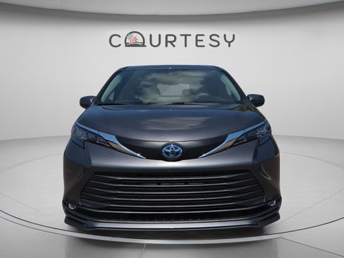 Used 2025 Toyota Sienna XLE image 8