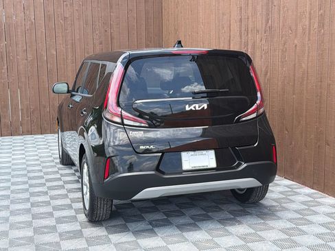 Used 2025 Kia Soul LX w/ LX Technology Package FWD image 14
