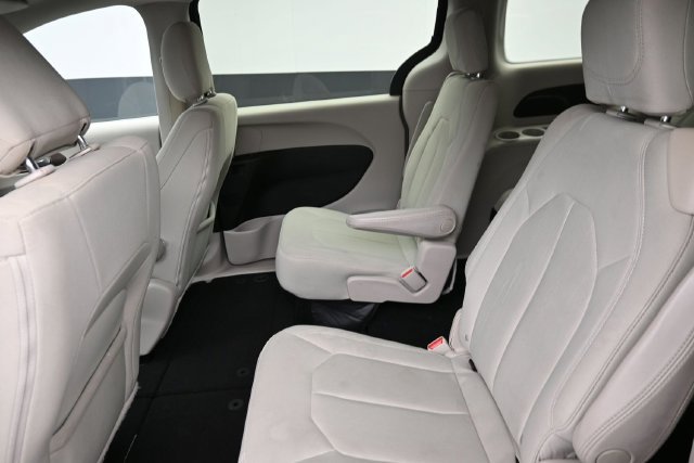 Used 2017 Chrysler Pacifica LX w/ Tire & Wheel Group FWD image 18