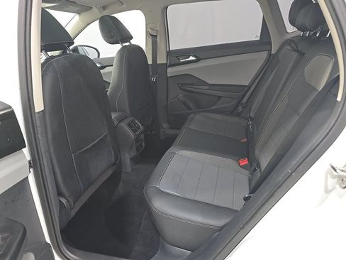 Used 2023 Volkswagen Taos SE w/ Panoramic Sunroof Package FWD image 4