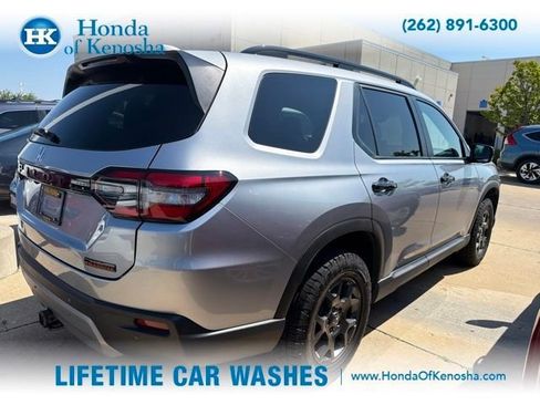 Used 2025 Honda Pilot TrailSport image 2
