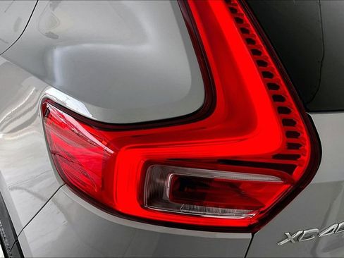 Used 2023 Volvo XC40 B5 Plus image 40