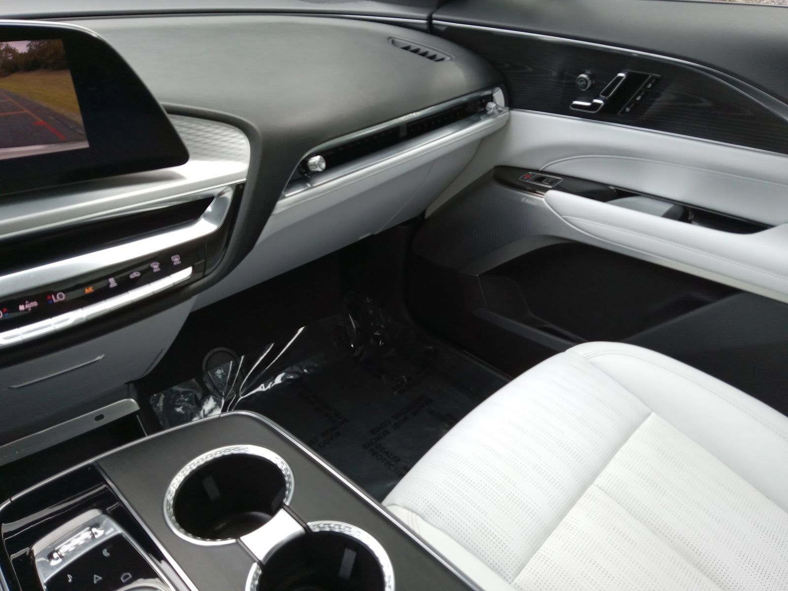 Used 2024 Cadillac Lyriq Luxury w/ LPO, Floor Liner Package AWD/4WD image 19