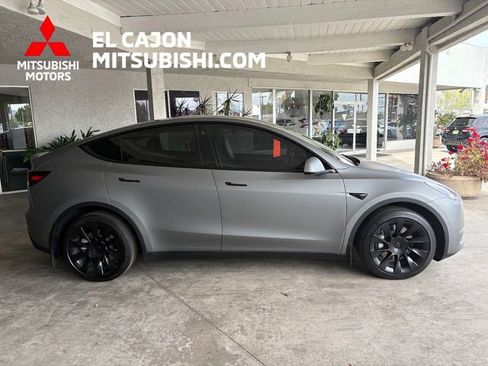 Used 2022 Tesla Model Y Long Range AWD/4WD image 2