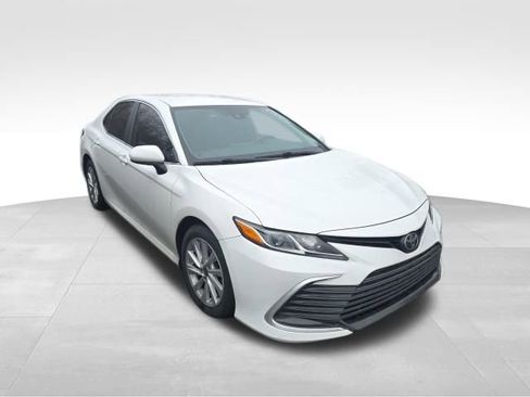 Used 2022 Toyota Camry LE image 6