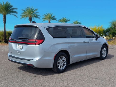 Used 2024 Chrysler Pacifica Touring-L image 5