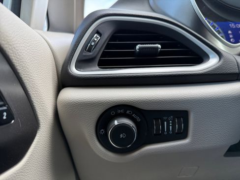 Used 2024 Chrysler Pacifica Touring-L image 20