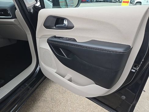 Used 2023 Chrysler Pacifica Touring-L FWD image 69