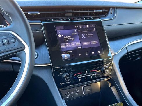 Used 2023 Jeep Grand Cherokee L Laredo image 17