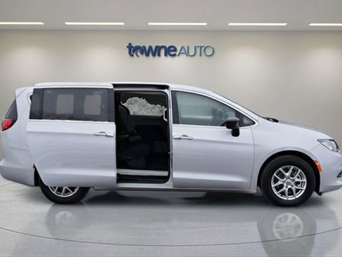 Used 2024 Chrysler Voyager LX image 8