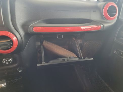 Used 2018 Jeep Wrangler Unlimited Rubicon w/ Connectivity Group image 23